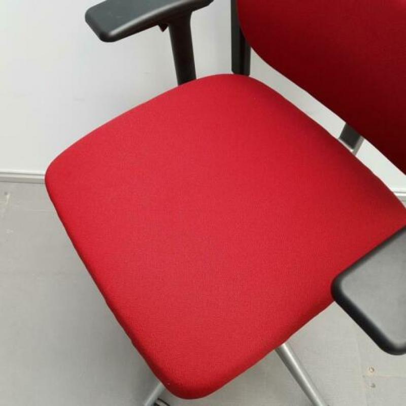 1x Steelcase Please bureaustoel met rode stof