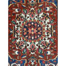Handgeknoopt Perzisch tapijt Bakhitiar Iran red wol 134x194