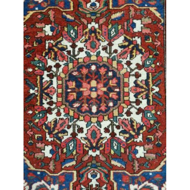 Handgeknoopt Perzisch tapijt Bakhitiar Iran red wol 134x194