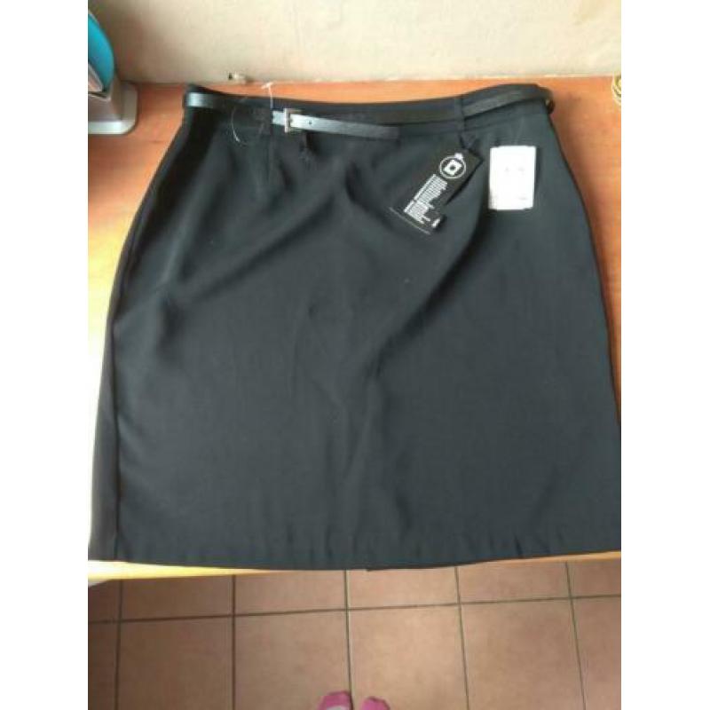 Nieuwe zwarte rok van Canda met riempje. Maat 44 L