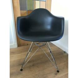 ZGAN Vitra Eames DAR design stoel zwart