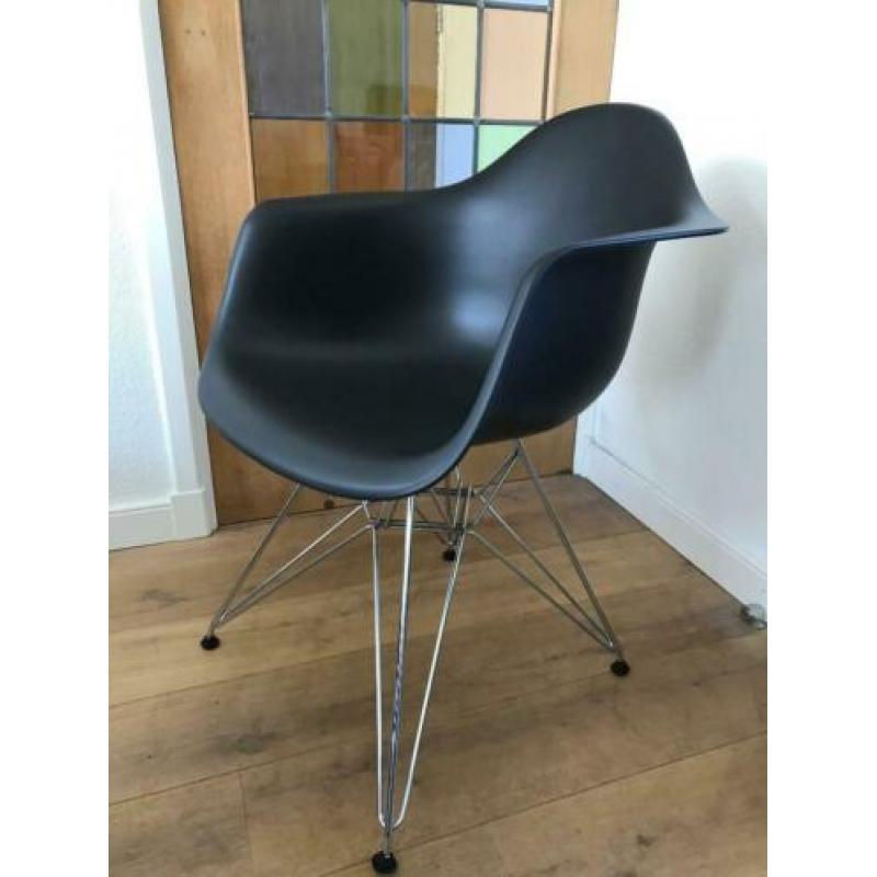 ZGAN Vitra Eames DAR design stoel zwart