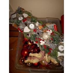 Diverse dozen kerstspullen en kerstboom