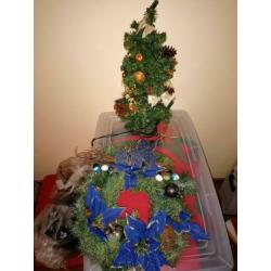 Diverse dozen kerstspullen en kerstboom
