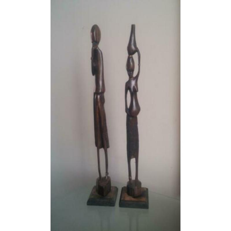 2 prachtige, slanke houten design beelden, ca. 43 cm. hoog.