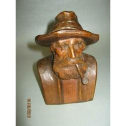 oud beeld houtsnijwerk boer met pijp en hoed