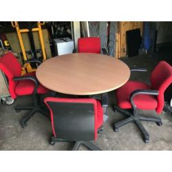 ronde tafel met 4 bureau stoelen
