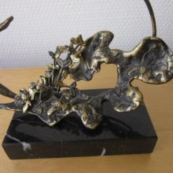 Bronzen object van Corry Ammerlaan: Vallend blad