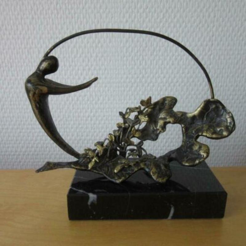Bronzen object van Corry Ammerlaan: Vallend blad